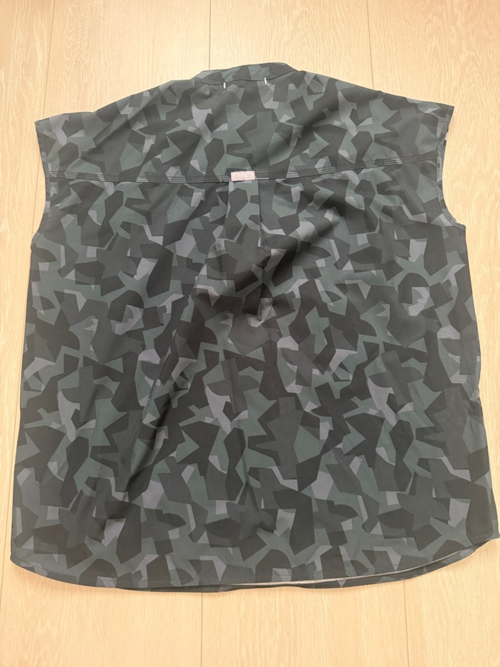 Figs Black & Charcoal Geo-Print Short Sleeve Scrub Top - Picture 7 of 7